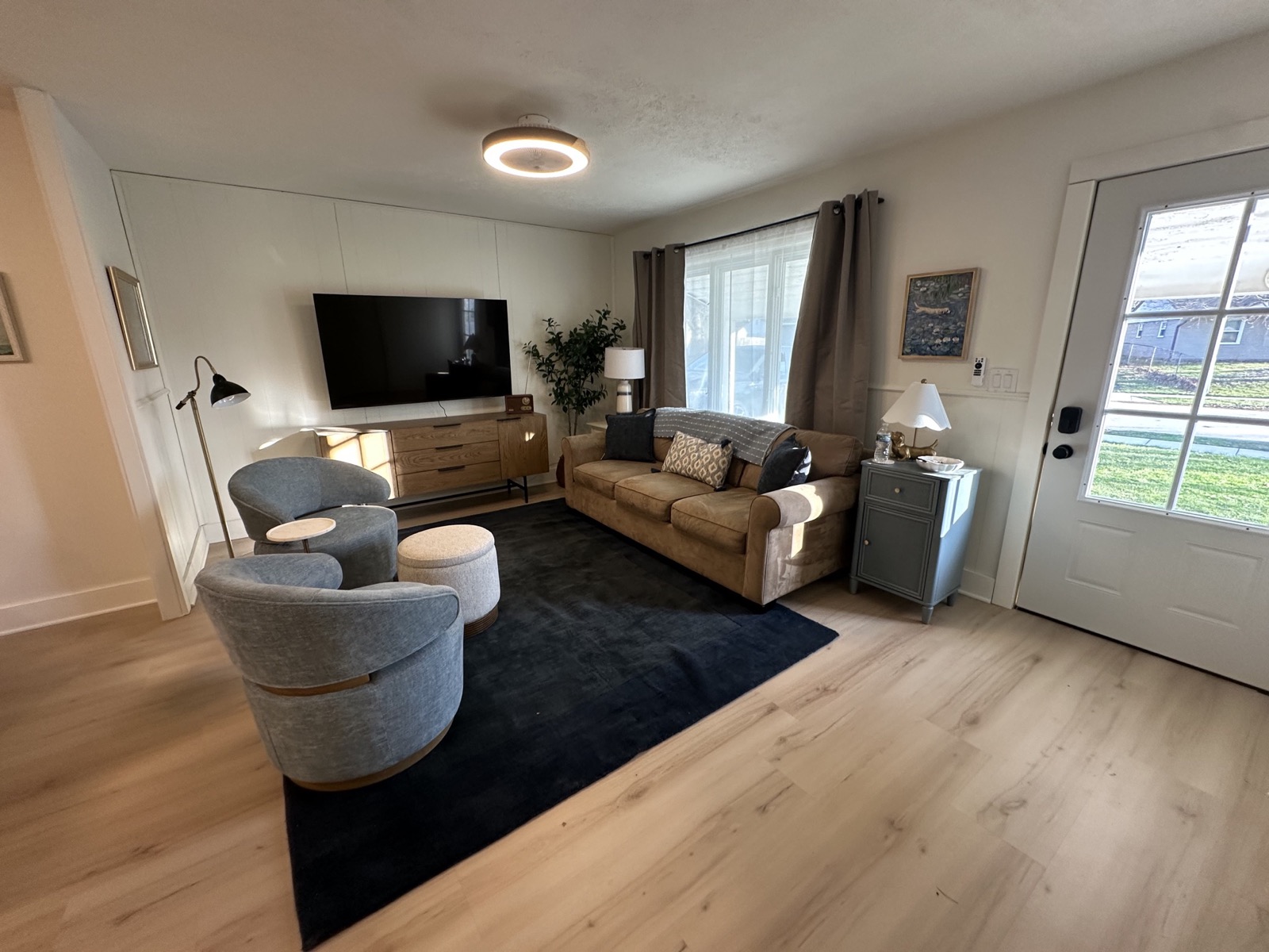 Warm, comfortable living room at Parkside on Syracuse