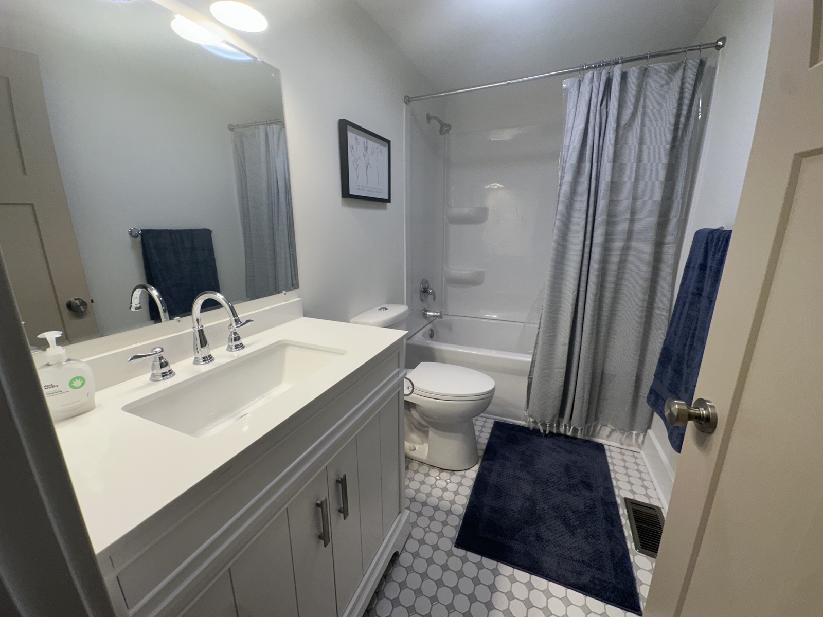 Full bathroom at West Wall Retreat